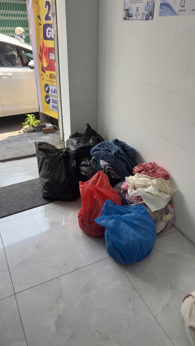 Không gian tiếp nhận đơn tại cửa hàng